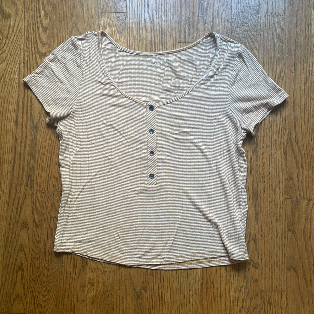 American Eagle yellow button cropped tee
